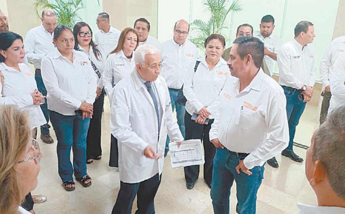 Los maestros expusieron sus dudas ante los médicos encargados del hospital. | JESÚS GARCÍA