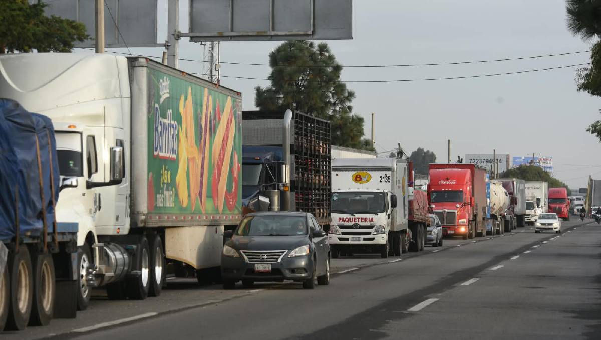 Los manifestantes bloquean al menos tres autopistas en Edomex. | Foto: Tania Contreras