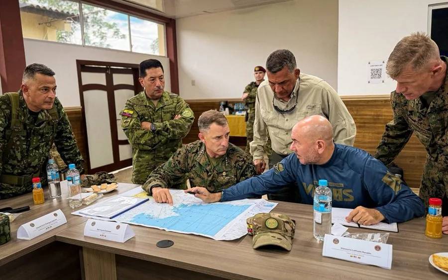 Militares de EU., Colombia y Ecuador se reunieron en San Lorenzo para coordinar estrategias contra bandas criminales. | Foto: EFE