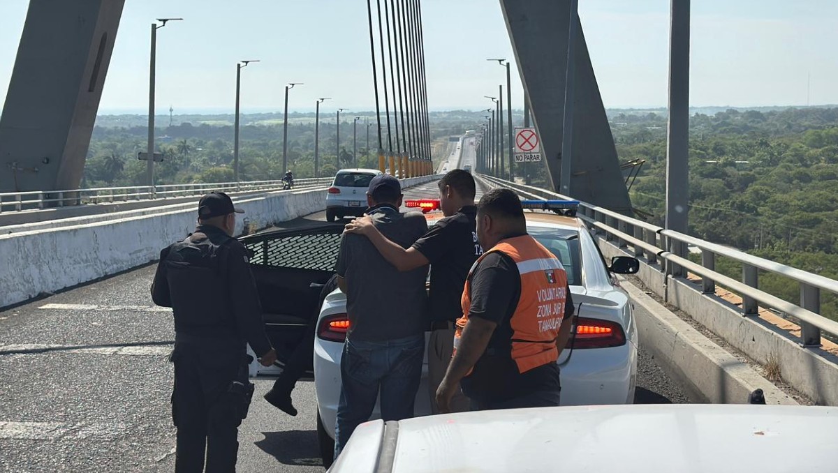 Rescate en el puente Tampico moviliza a cuerpos de emergencia. (Alberto Cano)