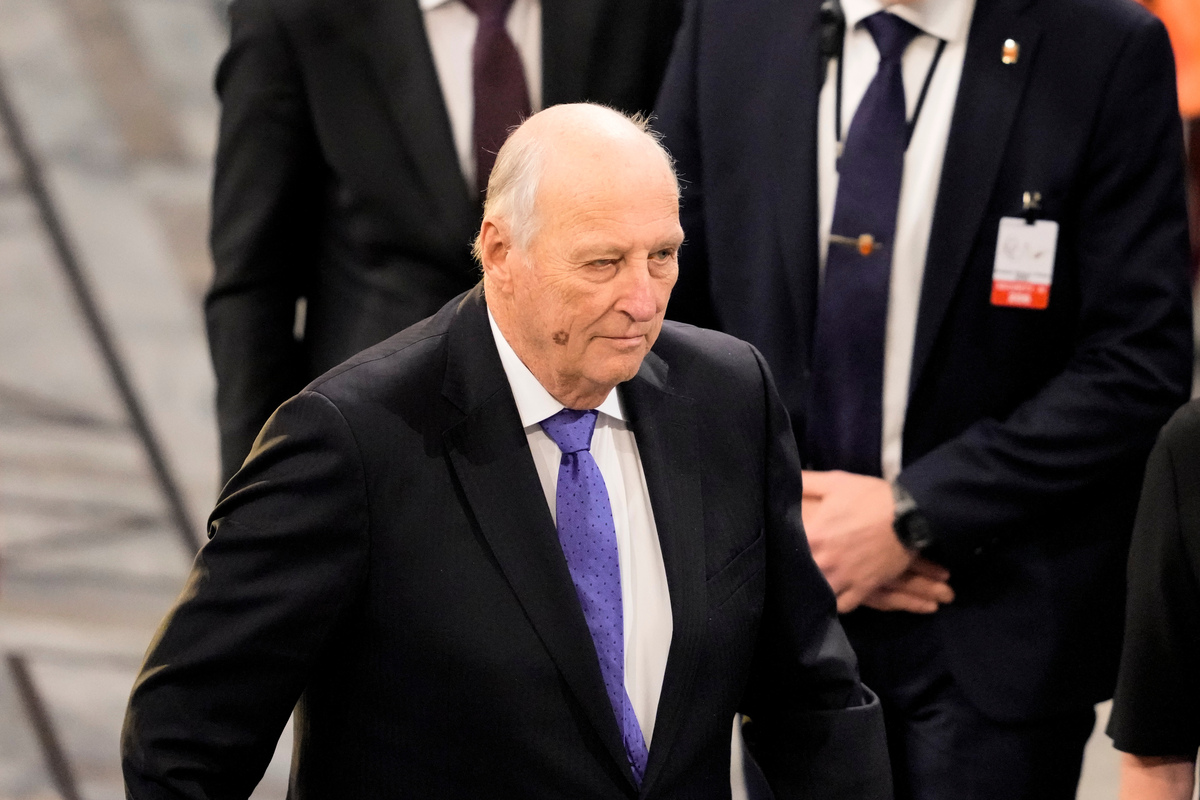 El rey Harald de Noruega sale de una sala tras la ceremonia del premio Nobel de la Paz, el 10 de diciembre de 2022, en Oslo, Noruega. | AP