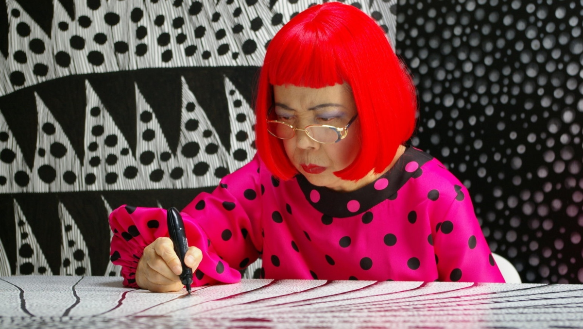 Yayoi Kurama, artista contemporánea conocida por sus lunares de colores