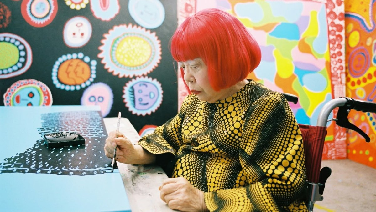 Yayoi Kusama pinta un lienzo en el nuevo museo de Tokio que lleva su nombre, en 2017 | Foto: The New York Times