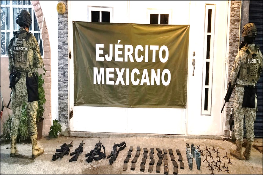 En el campamento de Culiacán las autoridades aseguraron 35 armas de fuego, granadas y dinero en efectivo. | Foto: Especial
