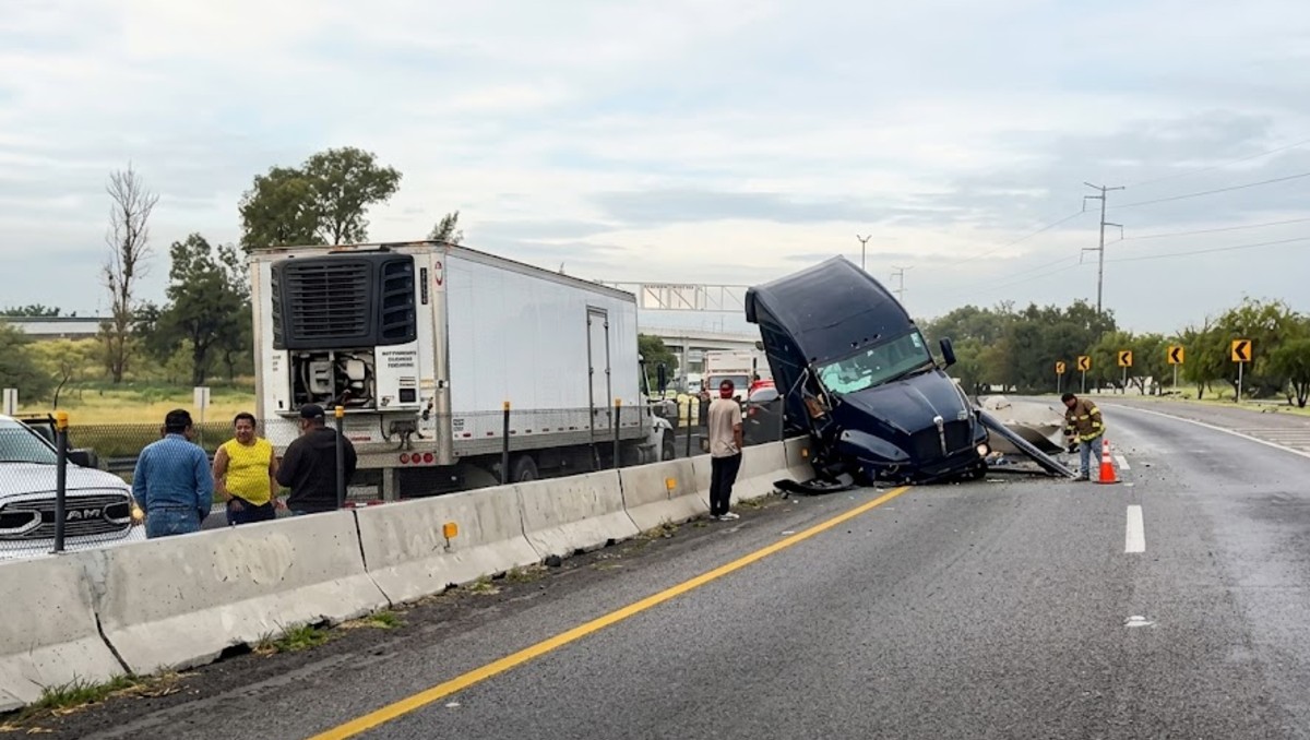 Carretera Pénjamo-Abasolo es bloqueada tras volcadura de tráiler | Redes sociales