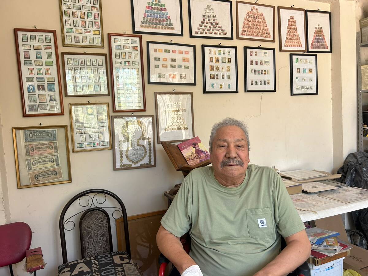 Don Jesús ha dedicado gran parte de su vida a la compra, clasificación, estudio y conservación de estas joyas de la filatelia. | Foto: Lucero Sánchez