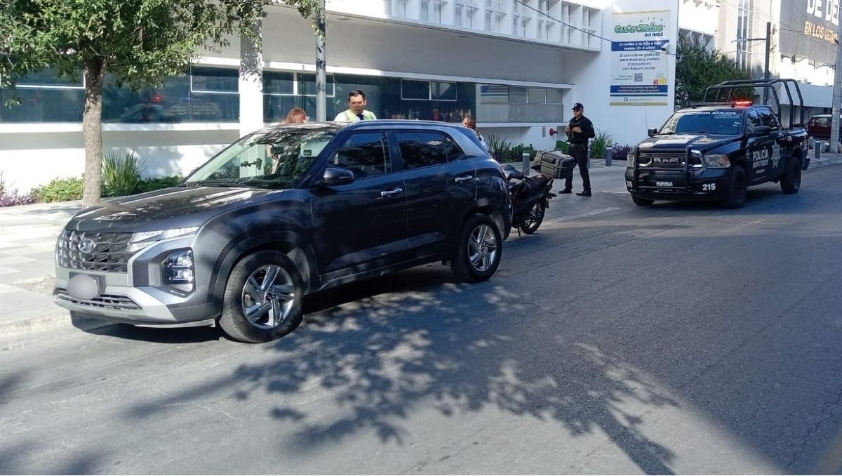Elementos de la Policía de Monterrey auxiliaron a una madre en la colonia Cerro de la Silla tras quedar su bebé encerrado en el vehículo | Especial