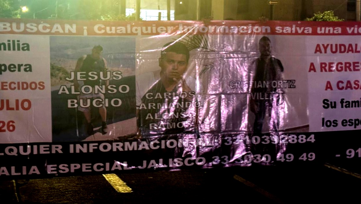 Familiares de los tres hombres protestaron en Casa Jalisco a la espera de que avance las labores para localizarlos (Luis Ángel Pedraza)