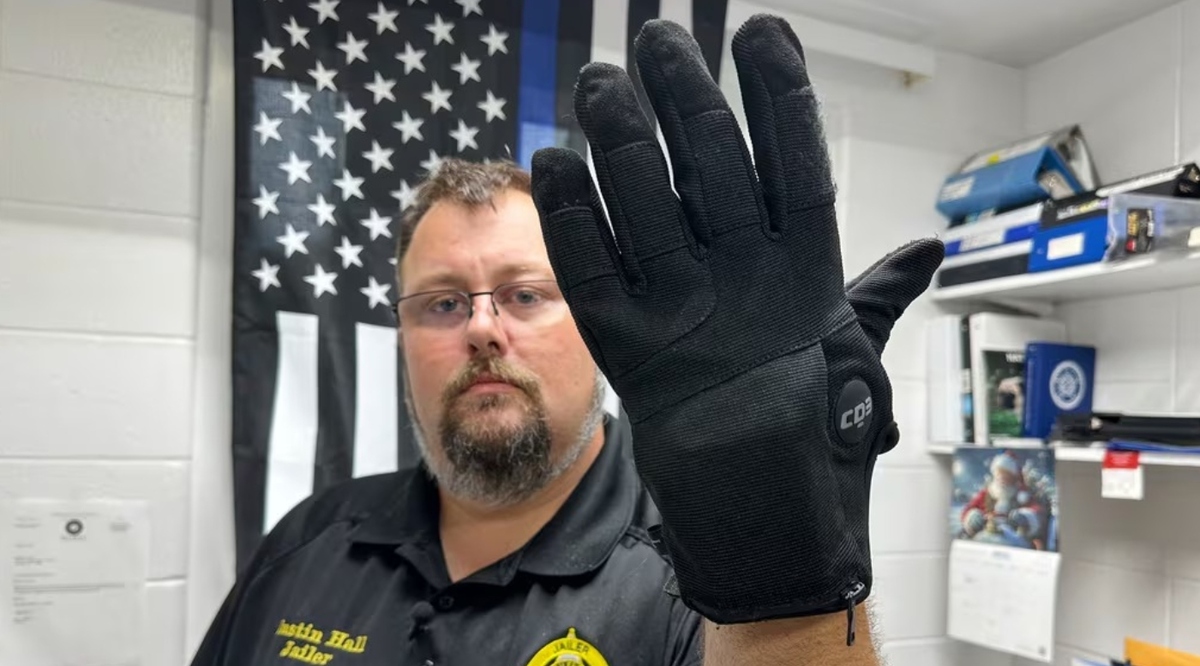 GLOVE (Emisor de Descargas de Bajo Voltaje Generado) nuevo equipo de ICE. | Foto: AP / Dylan Lovan