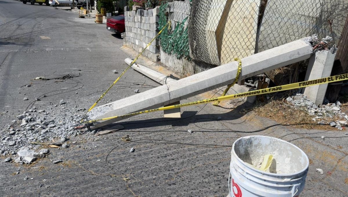 Al hombre le cayó encima un poste de concreto mientras caminaba por un mercado rodante en la colonia Del Maestro. Ángel Mercado