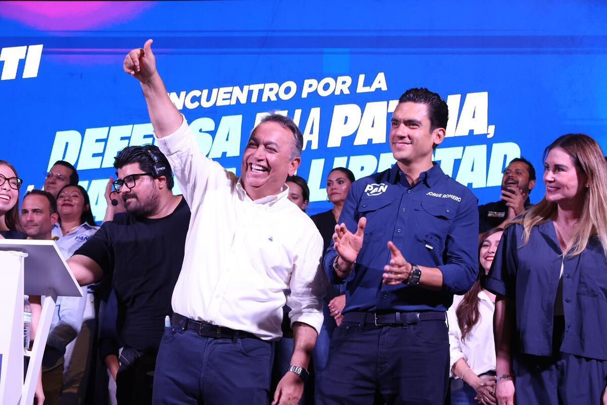 Jorge Romero Herrera entregó el nombramiento a Francisco Pelayo en las instalaciones del PAN en La Paz. | Foto: Diego Soto