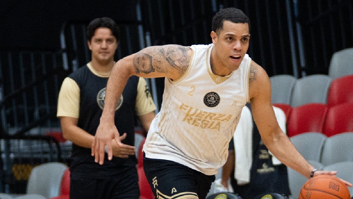 El jugador de Fuerza Regia conduce el balón durante una sesión de entrenamiento previa a su próximo compromiso. (X @Fuerza_Regia)