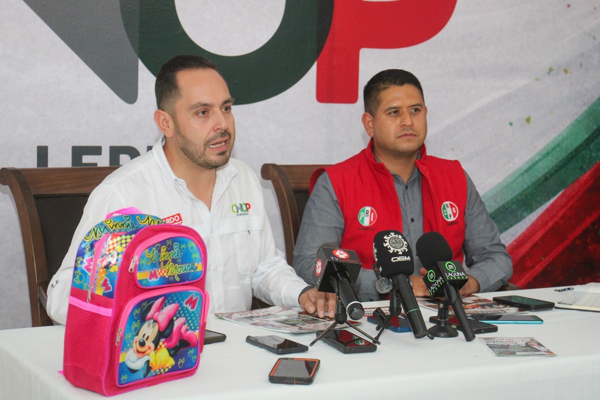 En Lerdo, CNOP entrega mochilas y útiles escolares a familias. | Foto: Rolando Riestra.