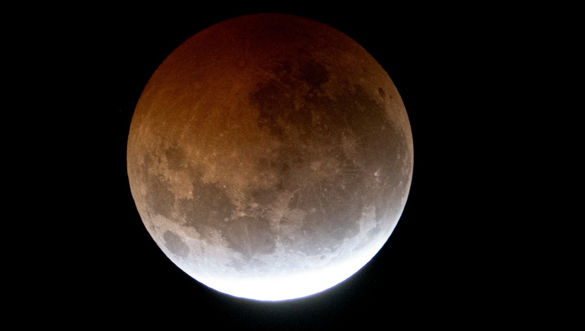 La luna llena, también conocida como la Luna del Esturión, se pone durante un eclipse lunar parcial | AFP
