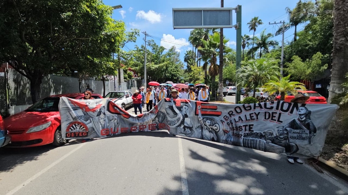 Maestros enfrentan dificultades para acudir a sus centros de trabajo ante la violencia en comunidades del estado.| Foto: Especial