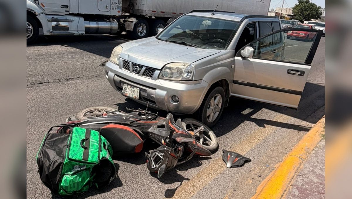 Motociclista realiza mala maniobra y termina arrollado por camioneta. | Foto cortesía de Vialidad