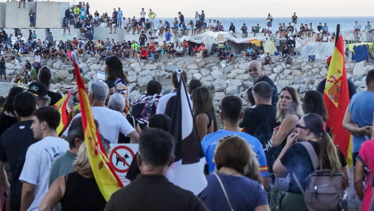 La Policía Nacional cercó la playa de Benítez para impedir enfrentamientos en los asentamientos improvisados. | Foto: EFE