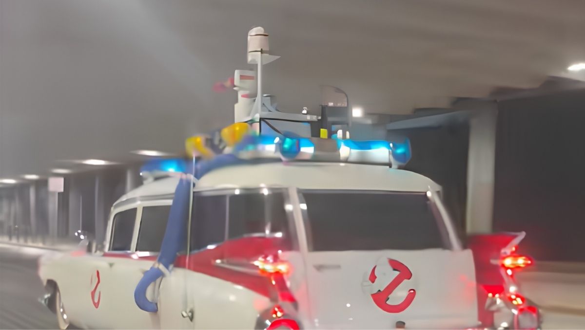 La réplica del icónico Ecto-1 de la saga "Los Cazafantasmas" circulando por la calle Zaragoza en el Centro de Monterrey | Especial