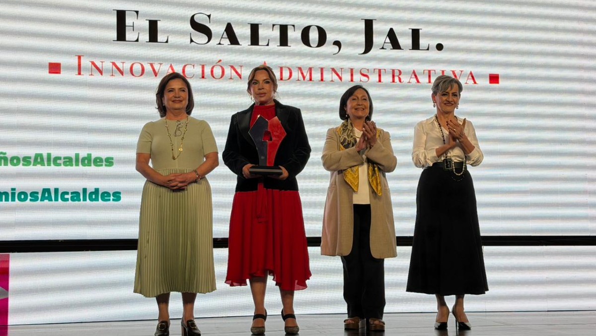 El Salto recibió un reconocimiento a su labor en la administración municipal