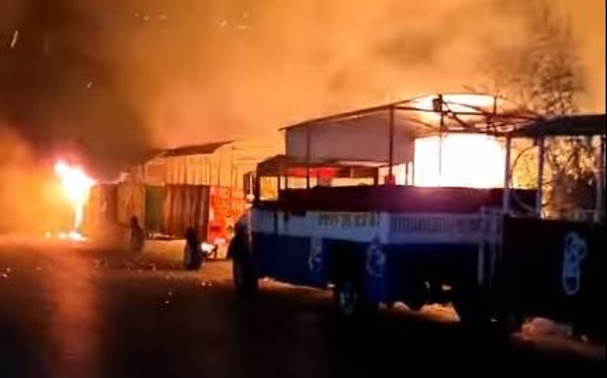 El tren para niños se encontraba estacionado en el sitio cuando fue consumido por el fuego. | Foto: Redes sociales