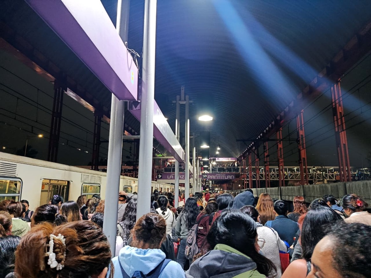 Usuarios de la Línea A acusó retrasos en los viajes. (Foto: Adriana Páez)