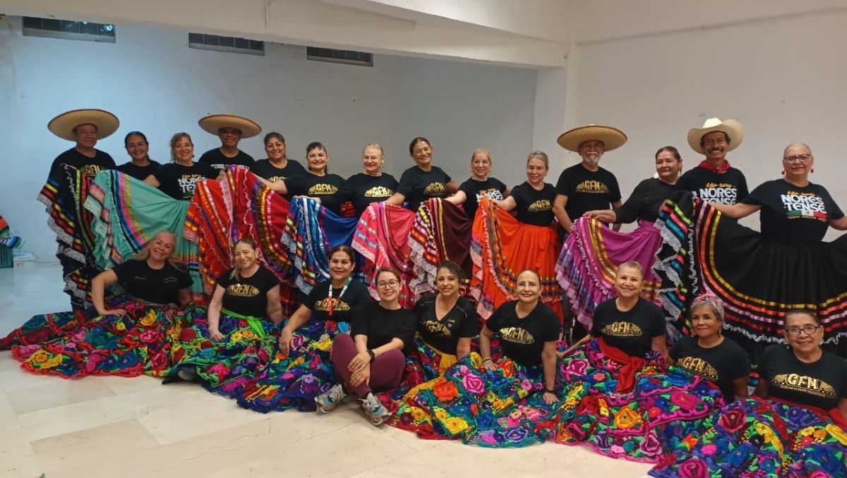Adultos mayores del Grupo Folklórico Norestense festejan el Día de los Abuelos zapateando. Lolita Lastra