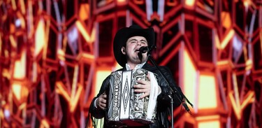 La familia del cantante ha sido objetivo de múltiples ataques