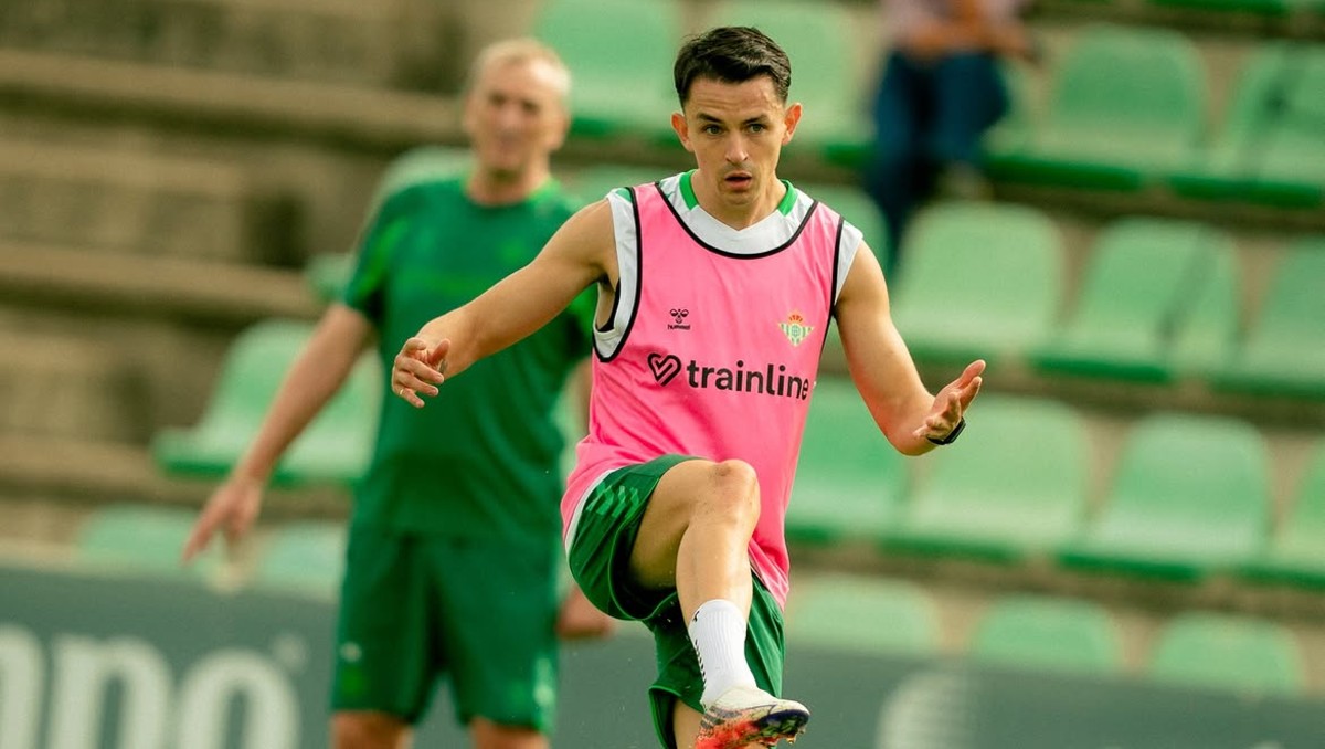 Álvaro Fidalgo se quedó en la banca en la derrota del Betis ante Levante (Instagram @realbetisbalompie)