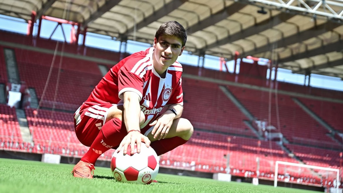Armando González recibe su primera convocatoria con el Olympiacos (Instagram @olympiacosfc)