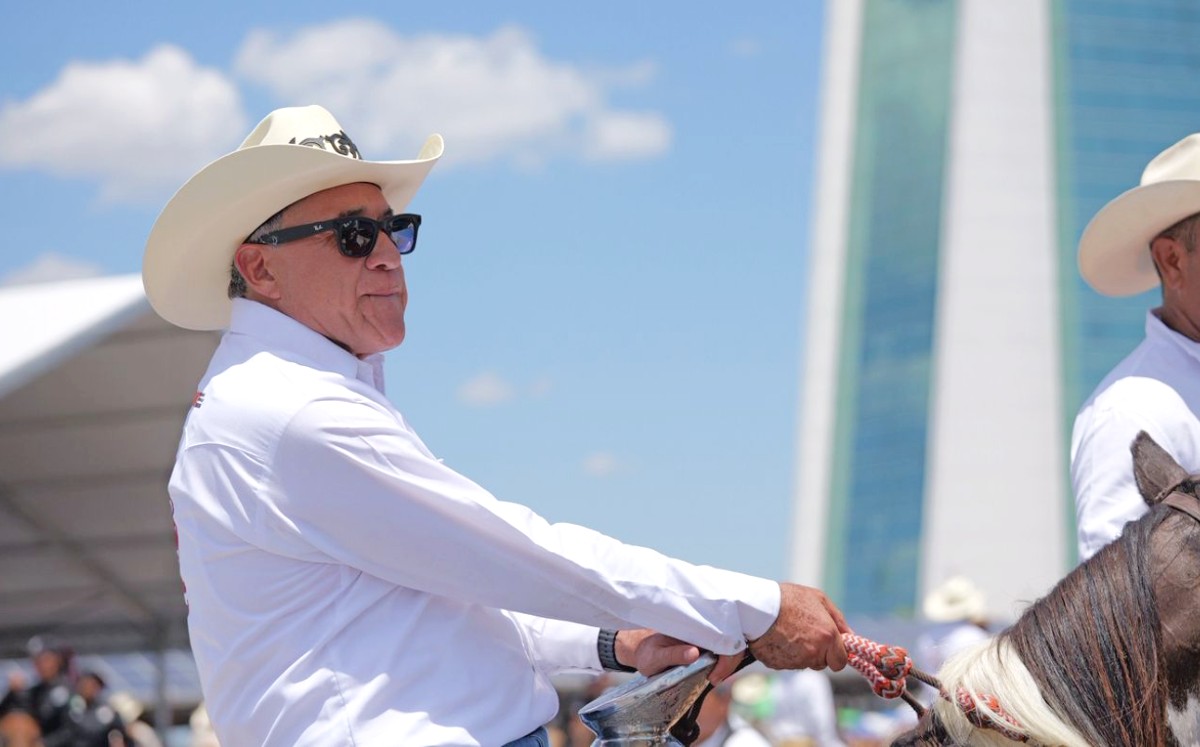 Armando Martínez Manríquez participa en la Cabalgata de la Unidad. | Cortesía