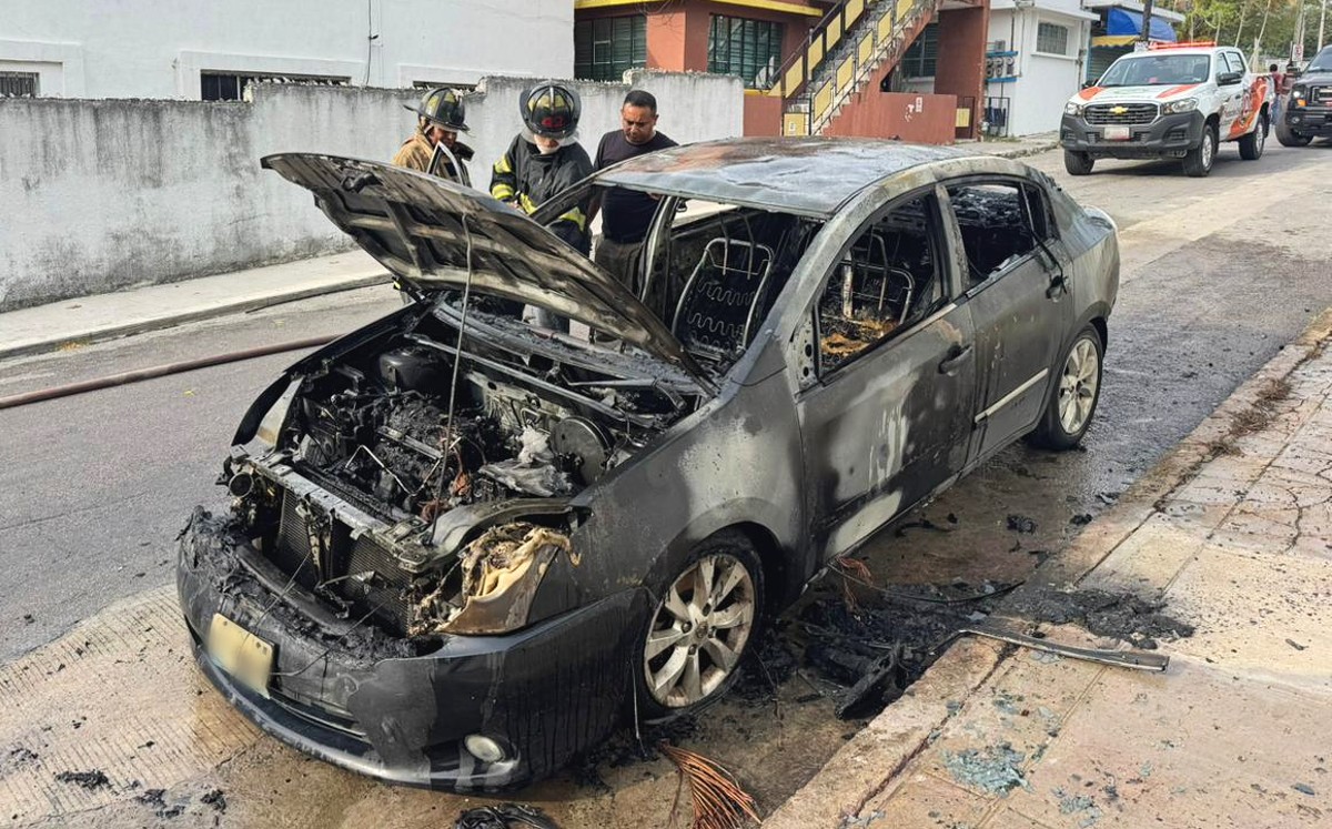 Automóvil quedó con cuantiosos daños tras incendiarse en Tampico. | Alberto Cano