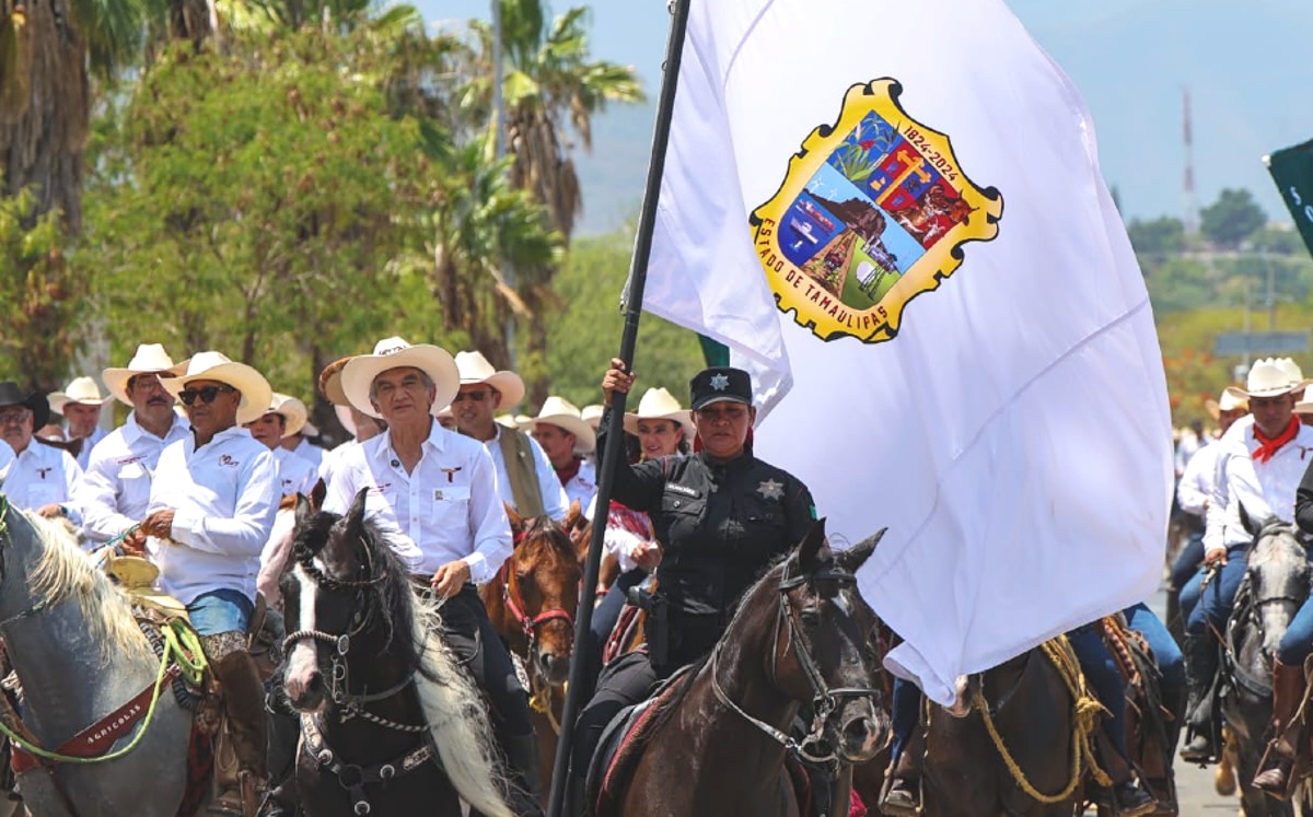 Cabalgantes recorren Ciudad Victoria durante la Cabalgata de la Unidad. | Cortesia