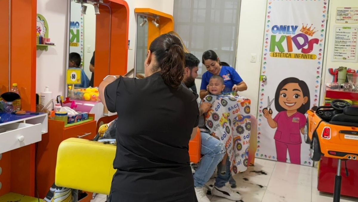 En compañía de sus padres, pequeños acuden a cortarse el cabello previo a regreso a clases. | Fernanda Pérez