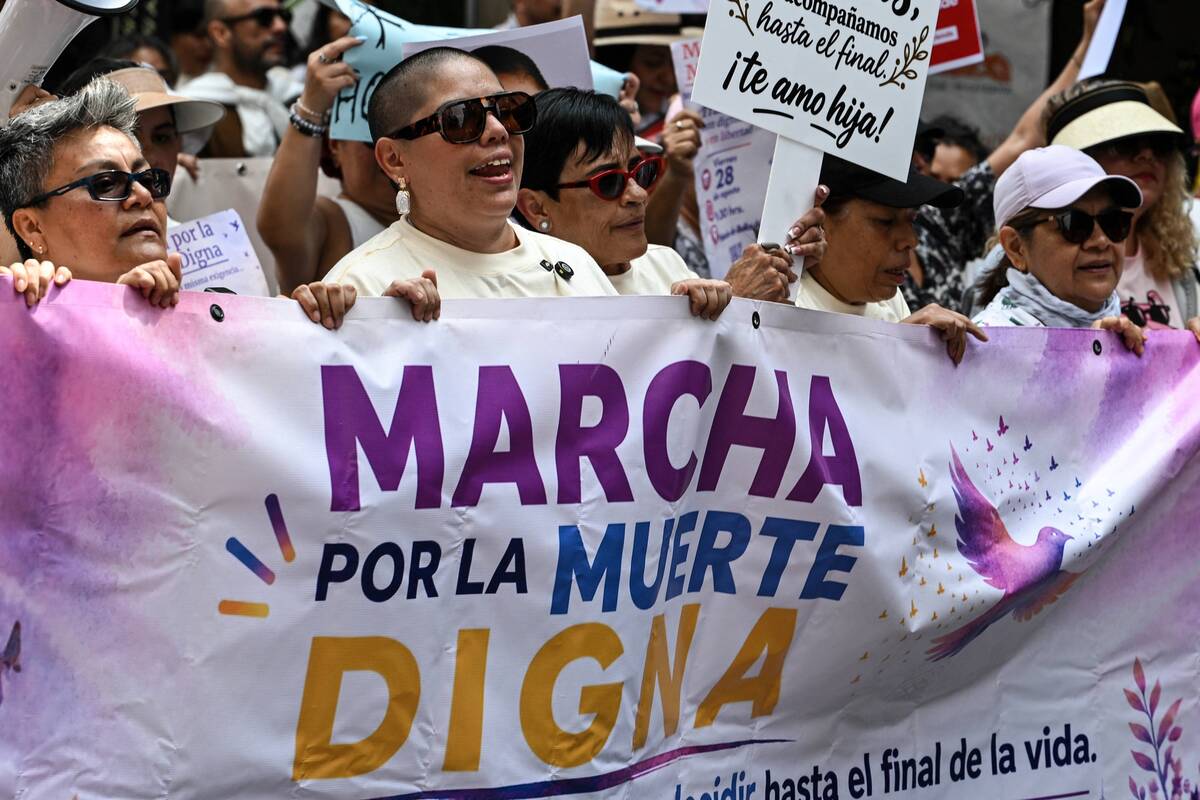 Decenas de personas marcharon hacia las oficinas del Antiguo Palacio del Ayuntamiento. | Foto: AFP