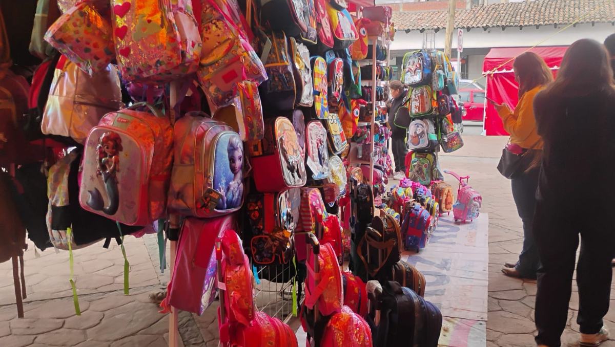 Padres de familia recorren tiendas, tianguis y papelerías para completar las compras del regreso a clases.  Foto: Alondra Ávila