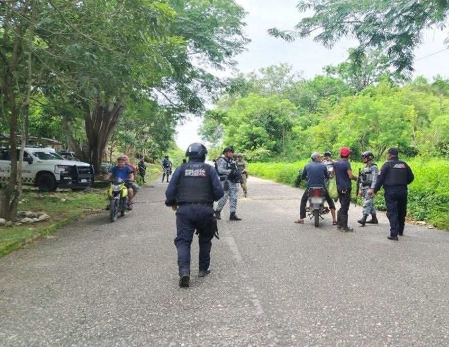 Peritos de la fiscalía contabilizaron los impactos de bala en el vehículo, mientras las autoridades resguardaron a la funcionaria. Foto: Flor Miranda