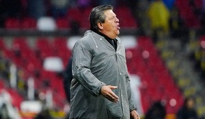 Miguel 'Piojo' Herrera se encara con aficionado de León tras partido de la Liga MX.