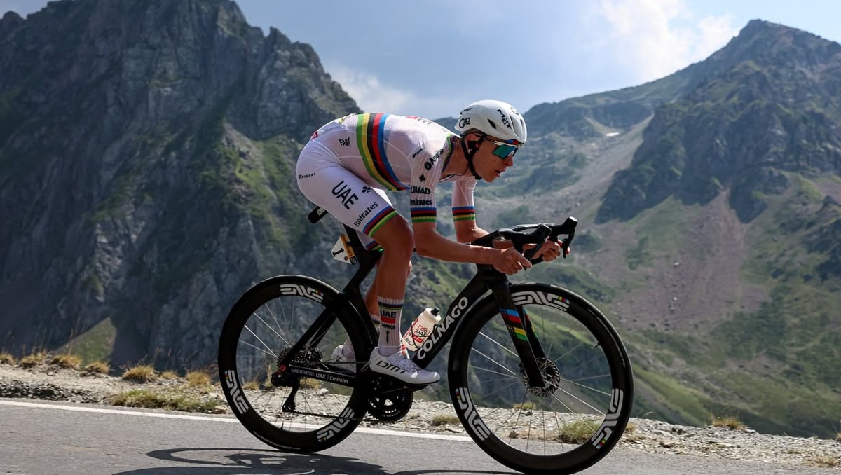 Tadej Pogacar sufrió una fuerte caída durante la Vuelta a España (Instagram @fizzaazzif)