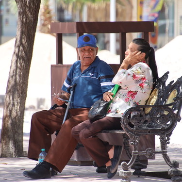 El aumento de adultos mayores en Torreón plantea retos relacionados con cuidados, abandono, violencia y redes de apoyo.