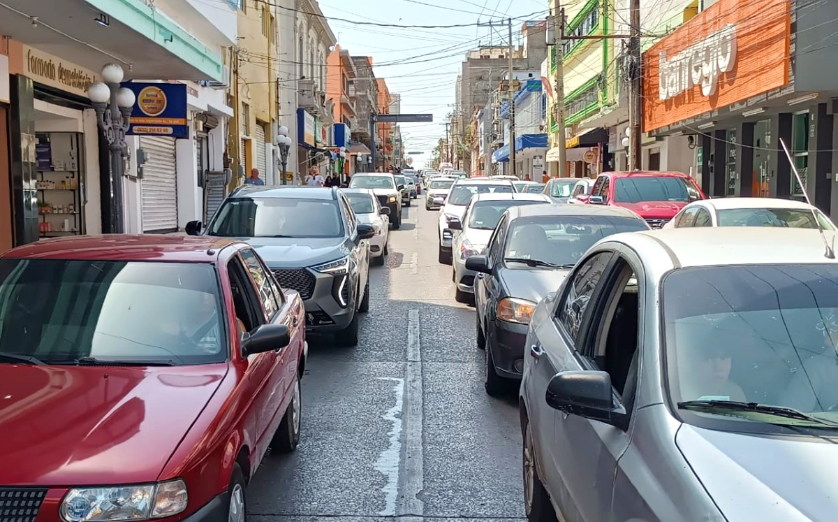 Tráfico lento se registra en calles del centro de Tampico. | Sergio Sánchez