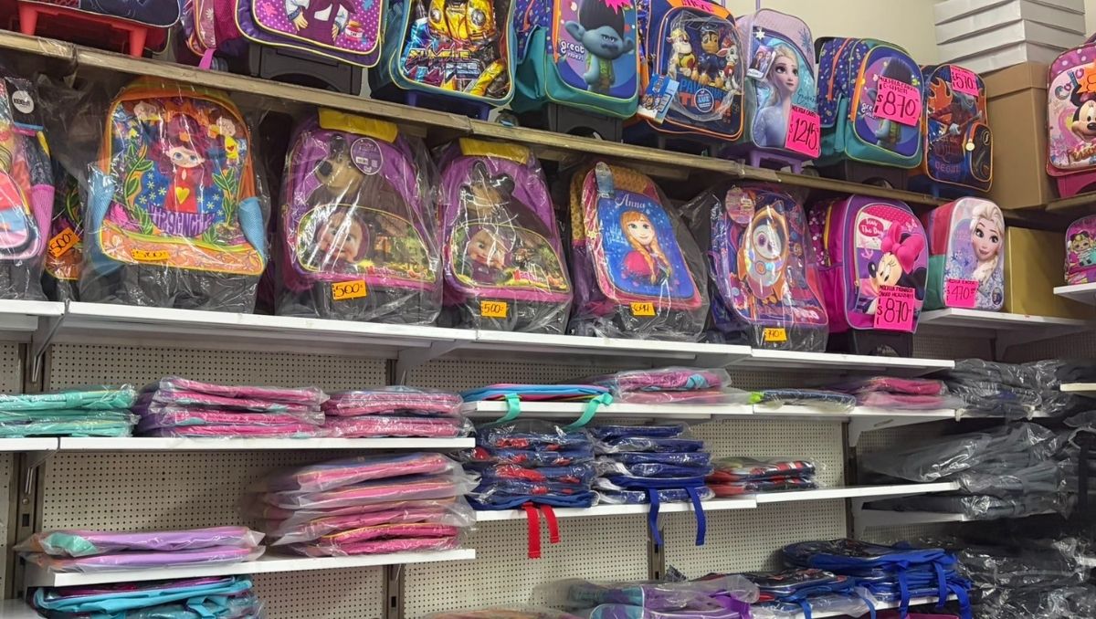 Venta de mochilas en el Centro de Monterrey. | Sandra González