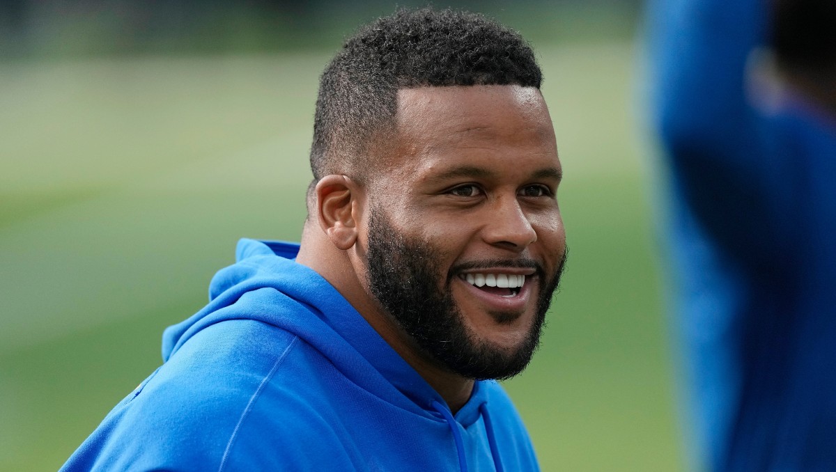 Aaron Donald sale del retiro y vuelve con Los Angeles Rams (AP)