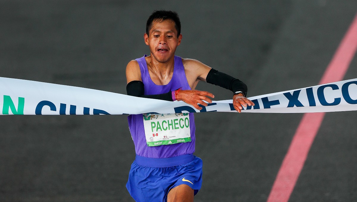 Cristhian Pacheco fue el ganador absoluto en la rama varonil en el Maratón de la Ciudad de México 2026 (EFE)