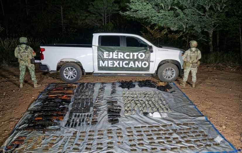 Operativos federales aseguran decenas de armas y explosivos en dos estados