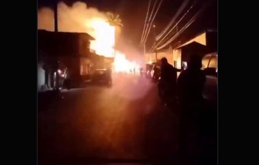 Elementos de rescate atienden los daños y el incendio provocados por la explosión de un artefacto. | Especial