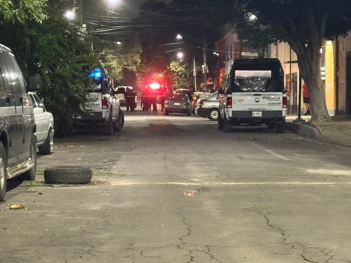 Elementos de la SSC acordonaron la esquina de Hortelanos y Litografía tras la agresión a balazos. | Foto: Enrique Luna