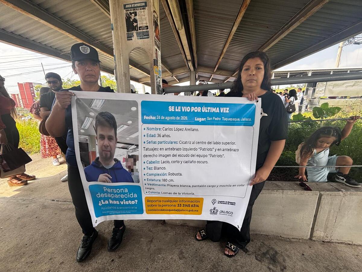 Familiares de Carlos López se sumaron a la marcha en Guadalajara. (Josefina Ruíz)