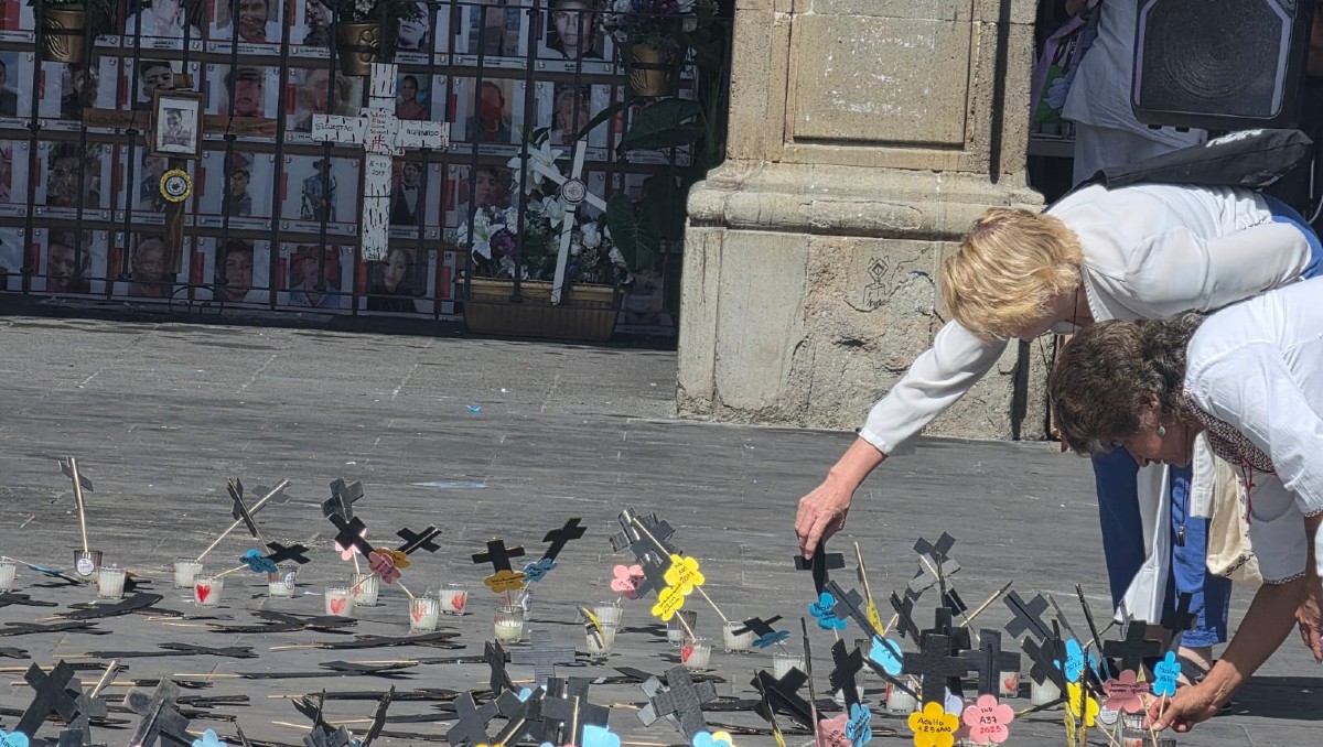 Familiares encendieron veladoras frente al Palacio de Gobierno de Morelos en memoria de sus seres queridos.| Foto: Especial