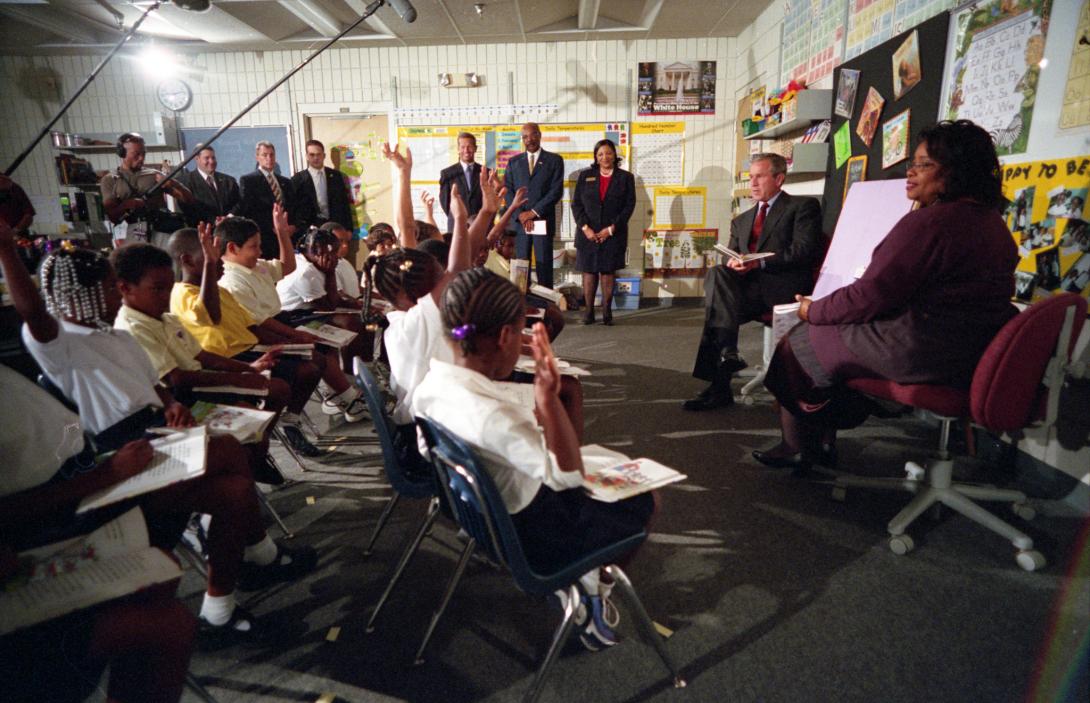 George W. Bush durante una actividad de lectura en la escuela primaria Emma E. Booker. | George W. Bush Library