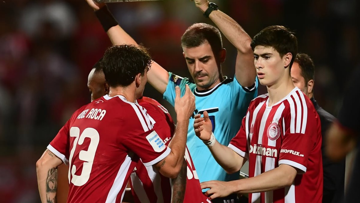 'Hormiga' González debuta con el Olympiacos en partido ante el Asteras (Instagram @thrylos7intl)